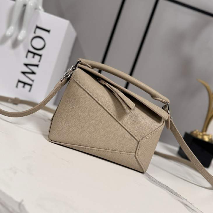 Picture of Loewe Handbags _SKUfw239898062fw